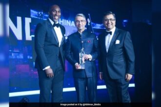 Abhinav Bindra, la prima medaglia d'oro olimpica individuale dell'India, premiata prima delle Olimpiadi di Parigi