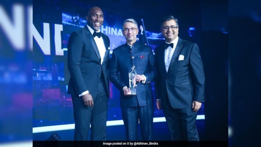 Abhinav Bindra, la prima medaglia d'oro olimpica individuale dell'India, premiata prima delle Olimpiadi di Parigi