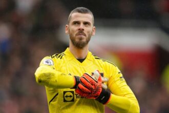 Il portiere David De Gea firma per la Fiorentina dopo un anno lontano dal calcio