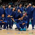 La generazione d'oro del Team USA immortalata dopo la vittoria a Parigi