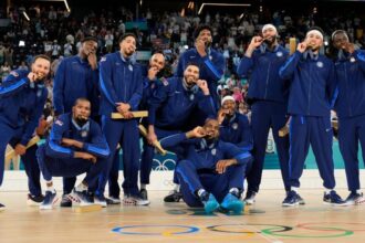 La generazione d'oro del Team USA immortalata dopo la vittoria a Parigi