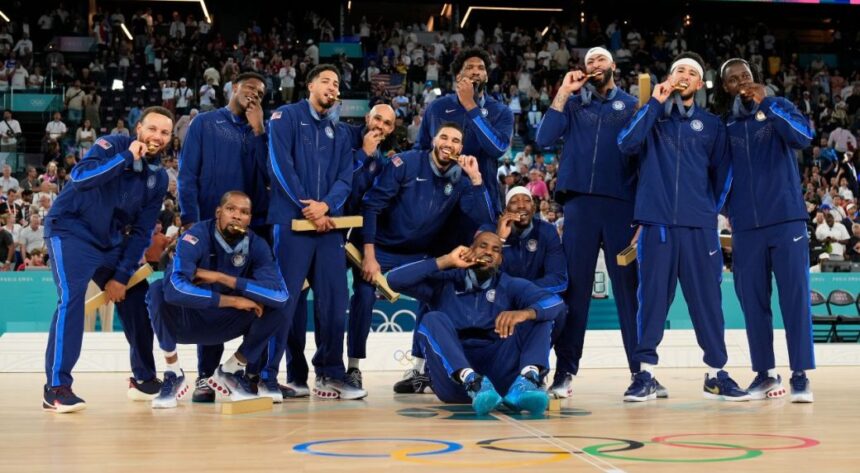 La generazione d'oro del Team USA immortalata dopo la vittoria a Parigi