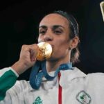 La pugile algerina Imane Khelif vince la medaglia d'oro nei pesi welter femminili