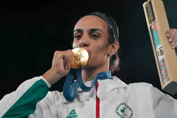 La pugile algerina Imane Khelif vince la medaglia d'oro nei pesi welter femminili