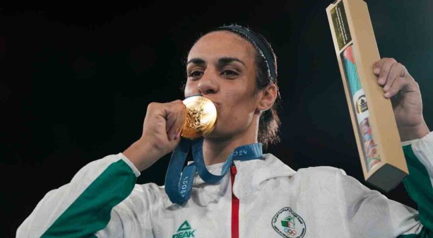 La pugile algerina Imane Khelif vince la medaglia d'oro nei pesi welter femminili