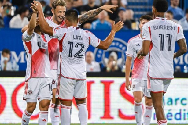 Wood ha segnato due gol mentre la rivoluzione in visita del New England ha schiacciato il CF Montreal