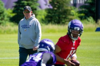 Mike Zimmer è ancora amareggiato per il tentativo dei Vikings di ingaggiare Justin Fields